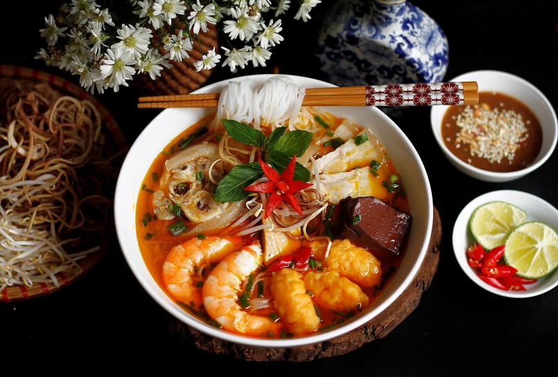 Linh hồn của món bún suông chính là chả tôm.