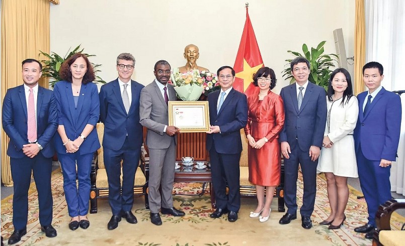 Phó Thủ tướng, Bộ trưởng Ngoại giao Bùi Thanh Sơn trao Kỷ niệm chương “Vì sự nghiệp Ngoại giao Việt Nam” cho Giám đốc Trung tâm Di sản thế giới của UNESCO Lazare Eloundou Assomo