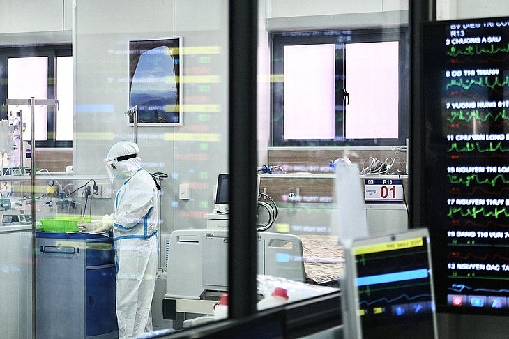 Bệnh viện điều trị bệnh nhân COVID-19 trong thời điểm bệnh bùng phát mạnh năm 2021 - Ảnh: NAM TRẦN