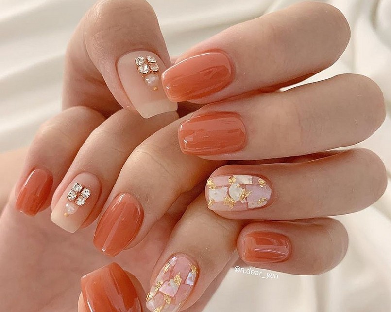 Tiếp xúc lâu dài với benzen – có trong một số dung dịch tẩy móng – sẽ làm tổn thương phổi, gan và hệ thống tạo máu.