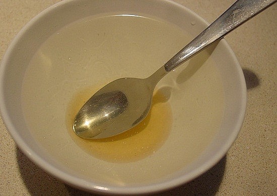 Lấy một cốc nước lọc sạch và nguội rồi nhỏ vài giọt mật ong vào đó. Lấy một cốc nước lọc sạch và nguội rồi nhỏ vài giọt mật ong vào đó.