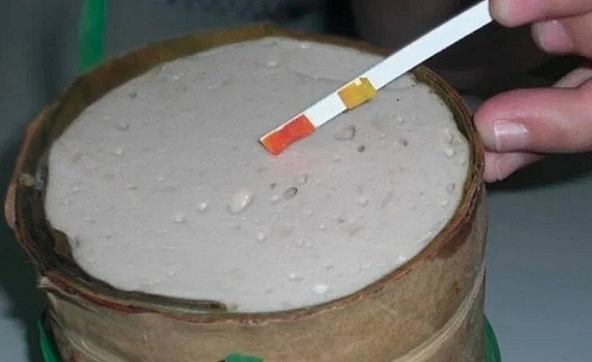 Sử dụng giấy nghệ cũng là một cách để nhận biết giò chả chứa hàn the. (Ảnh minh họa)