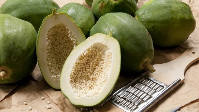 Papain cùng chất xơ và vitamin trong đu đủ xanh giúp làm sạch ruột, hỗ trợ thải độc hiệu quả.