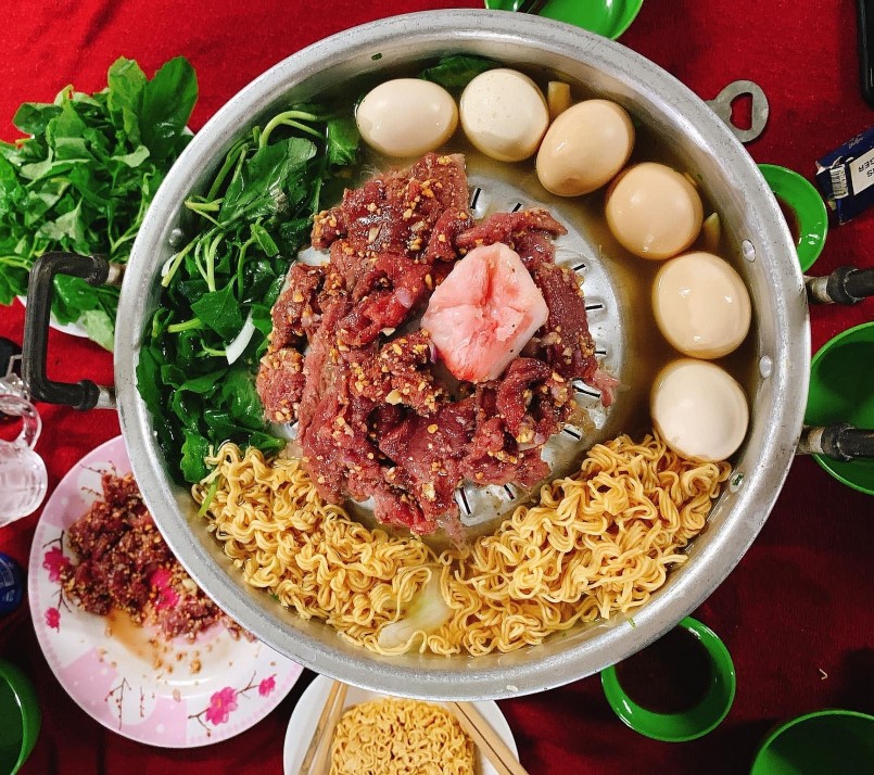 Nguyên liệu chính làm nên món ăn là thịt bò tươi – được chọn kỹ, rửa sạch, thái lát mỏng vừa ăn, rồi ướp.