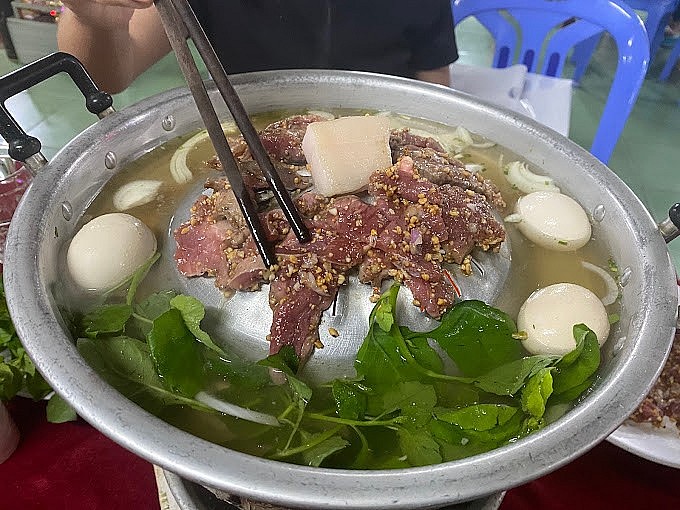 Cái tên “bò leo núi” nghe có phần kỳ lạ, nhưng lại xuất phát từ chính hình dáng độc đáo của chiếc vỉ nướng chuyên dụng cho món ăn này.