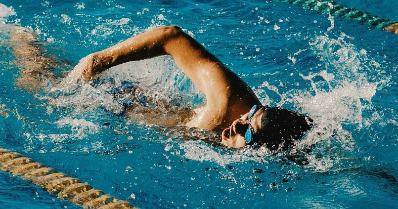 Bơi lội đòi hỏi sự phối hợp giữa các nhóm cơ và kỹ thuật thở, giúp tăng cường chức năng hô hấp và sức bền tim mạch.