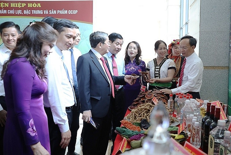 Các đại biểu tham quan các gian hàng trưng bày tại hội nghị.