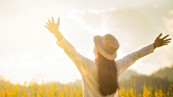 Tắm nắng đúng cách: “liều thuốc miễn phí” giúp cơ thể tổng hợp vitamin D hiệu quả