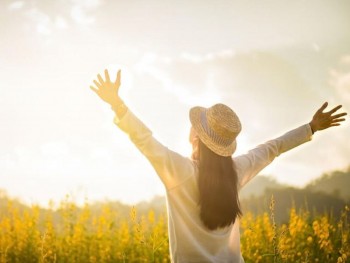 Tắm nắng đúng cách: “liều thuốc miễn phí” giúp cơ thể tổng hợp vitamin D hiệu quả