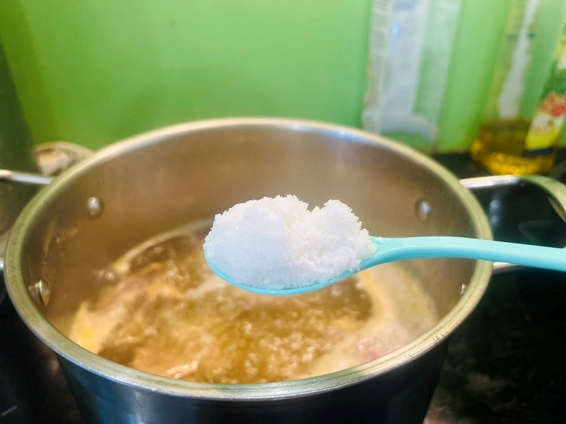 Chế độ ăn giàu muối khiến lượng natri trong nước tiểu tăng cao, làm giảm khả năng tái hấp thu canxi ở thận. Chế độ ăn giàu muối khiến lượng natri trong nước tiểu tăng cao, làm giảm khả năng tái hấp thu canxi ở thận.