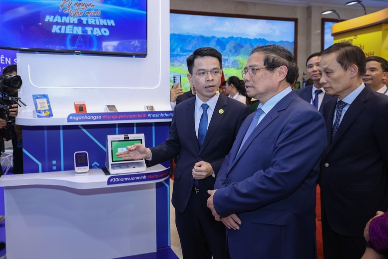 Thủ tướng tham quan gian trưng bày chuyển đổi số của KienLongBank - Ảnh: VGP