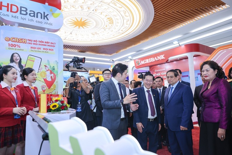 Thủ tướng tham quan gian trưng bày chuyển đổi số của HDBank - Ảnh: VGP/