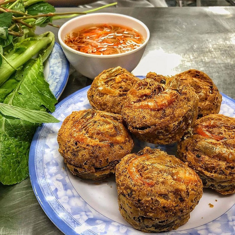 Bánh thường được ăn kèm với nước mắm chua ngọt.