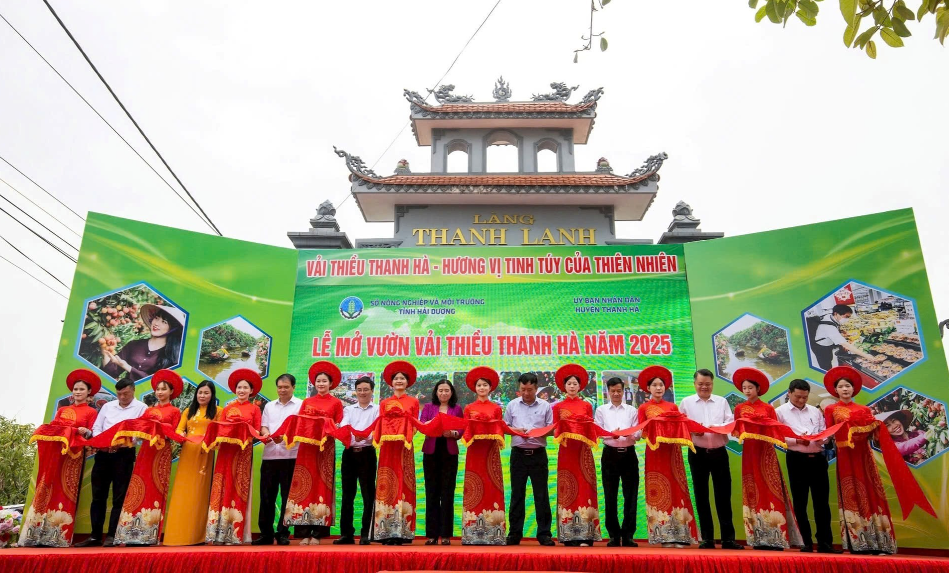 Các đồng chí lãnh đạo tỉnh, huyện cắt băng mở vườn vải năm 2025 Các đồng chí lãnh đạo tỉnh, huyện cắt băng mở vườn vải năm 2025