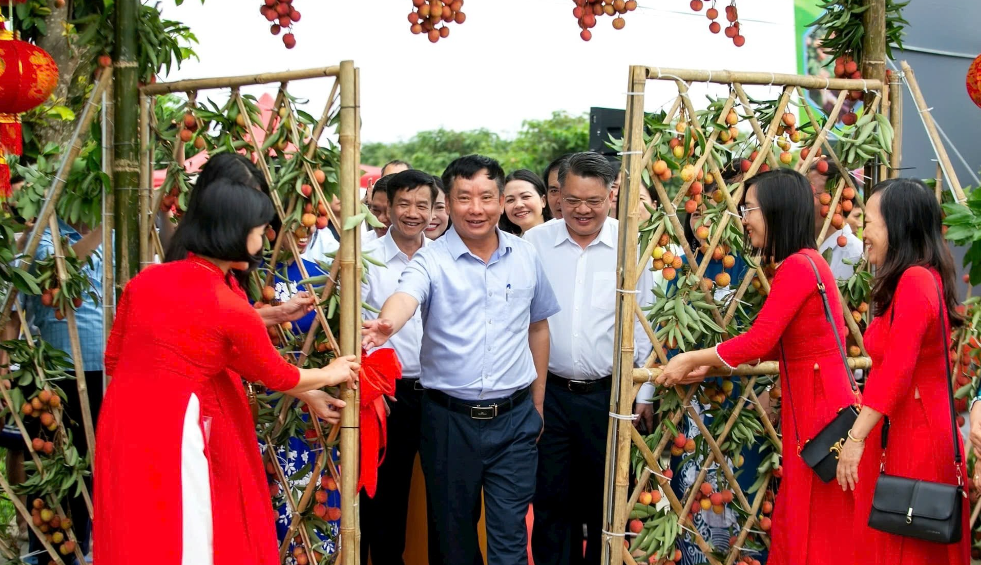 Các đồng chí lãnh đạo tỉnh mở vườn vải khởi đầu cho một mùa bội thu Các đồng chí lãnh đạo tỉnh mở vườn vải khởi đầu cho một mùa bội thu