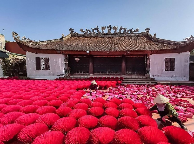 Sản xuất hương đen tại làng nghề Xà Cầu, xã Quảng Phú Cầu (huyện Ứng Hòa). Sản xuất hương đen tại làng nghề Xà Cầu, xã Quảng Phú Cầu (huyện Ứng Hòa).