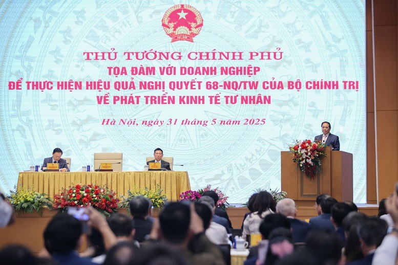 Thủ tướng đề nghị xác định rõ Nhà nước phải làm gì, chính quyền địa phương phải làm, doanh nghiệp phải làm gì, người dân phải làm gì để triển khai các Nghị quyết của Bộ Chính trị, Quốc hội, Chính phủ về phát triển kinh tế tư nhân - Ảnh: VGP/