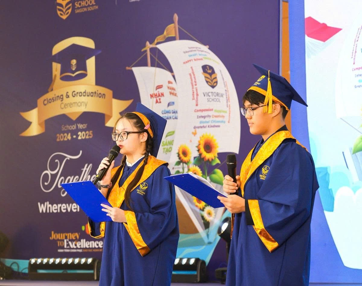  Trần Gia Hân, học sinh lớp 12.1 (bên trái) đại diện học sinh cuối cấp phát biểu tại buổi lễ. 