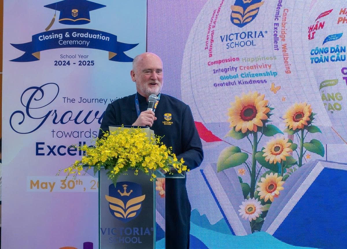 ThS. David Rynne - Tổng Hiệu trưởng Victoria School - Riverside phát biểu tại buổi lễ.