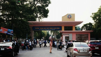 Thanh Hóa: Nắng nóng oi bức không làm chùn bước thí sinh dự thi vào lớp 10 THPT năm học 2025-2026