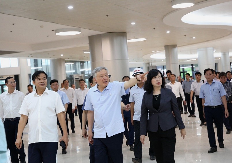 Phó Thủ tướng Thường trực Nguyễn Hòa Bình thị sát, kiểm tra dự án đầu tư xây dựng cơ sở 2 Bệnh viện Bạch Mai (Ảnh: Nguyễn Hoàng).