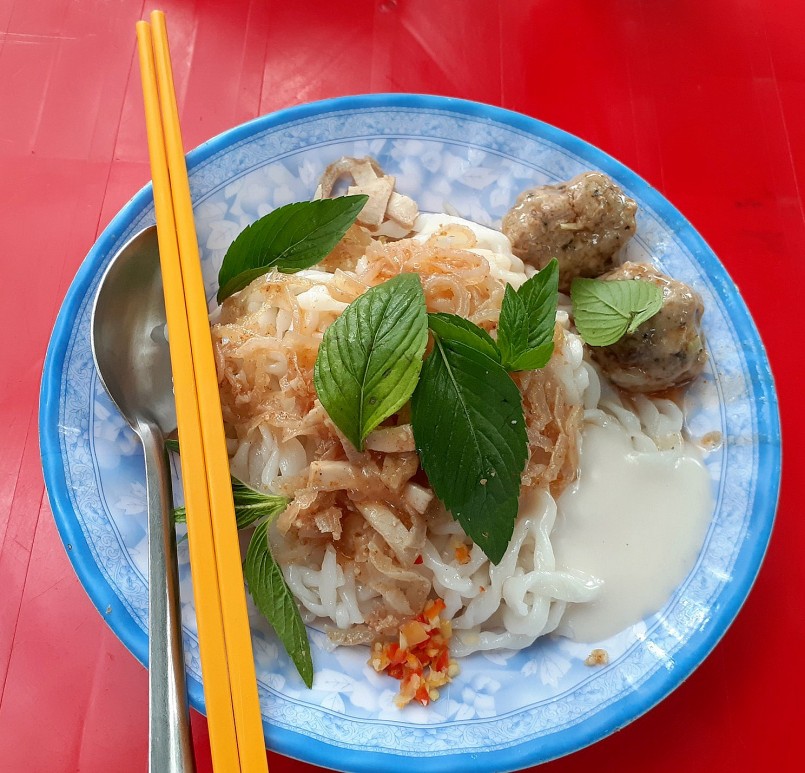 Điều làm nên “linh hồn” của bánh tằm Ngan Dừa nằm ở phần ăn kèm.