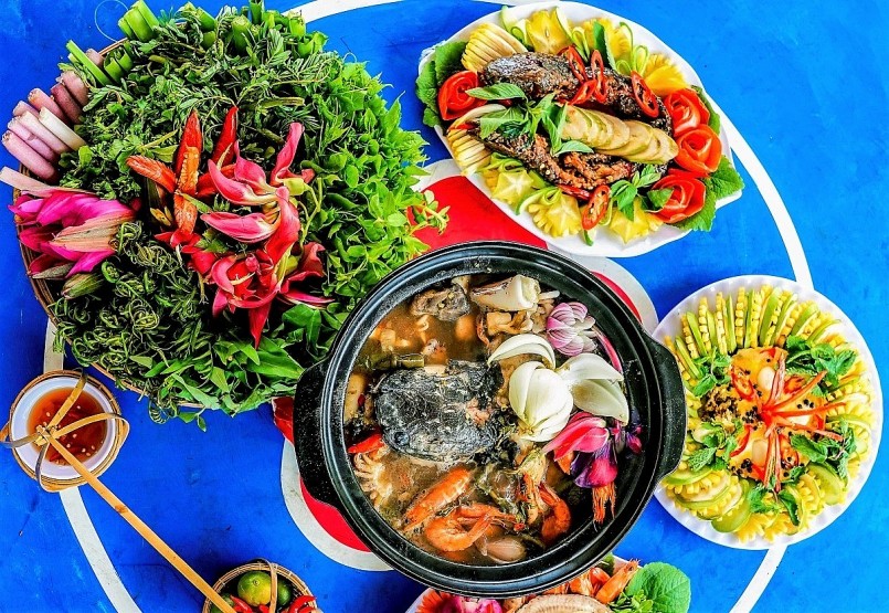 Một nồi lẩu mắm U Minh đúng điệu là sự kết hợp hoàn hảo giữa cá đồng, hải sản tươi sống và rau rừng.