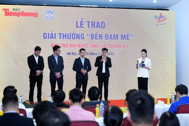 TS. Trần Ngọc Quang cùng các nhà khoa học chia sẻ tại lễ trao thưởng “Bền Đam Mê”