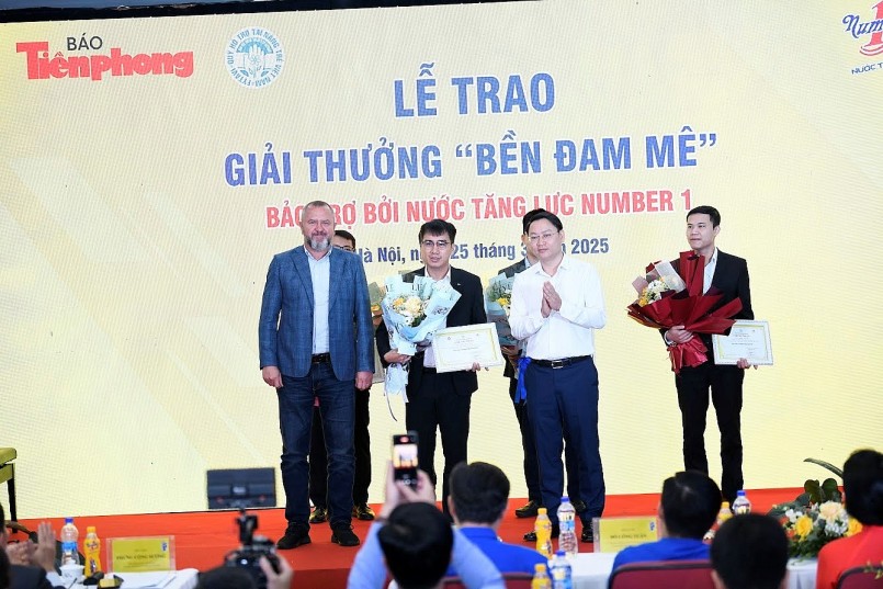 Đại diện Nhãn hàng Number One trao giải thưởng “Bền Đam Mê” cho TS. Trần Ngọc Quang