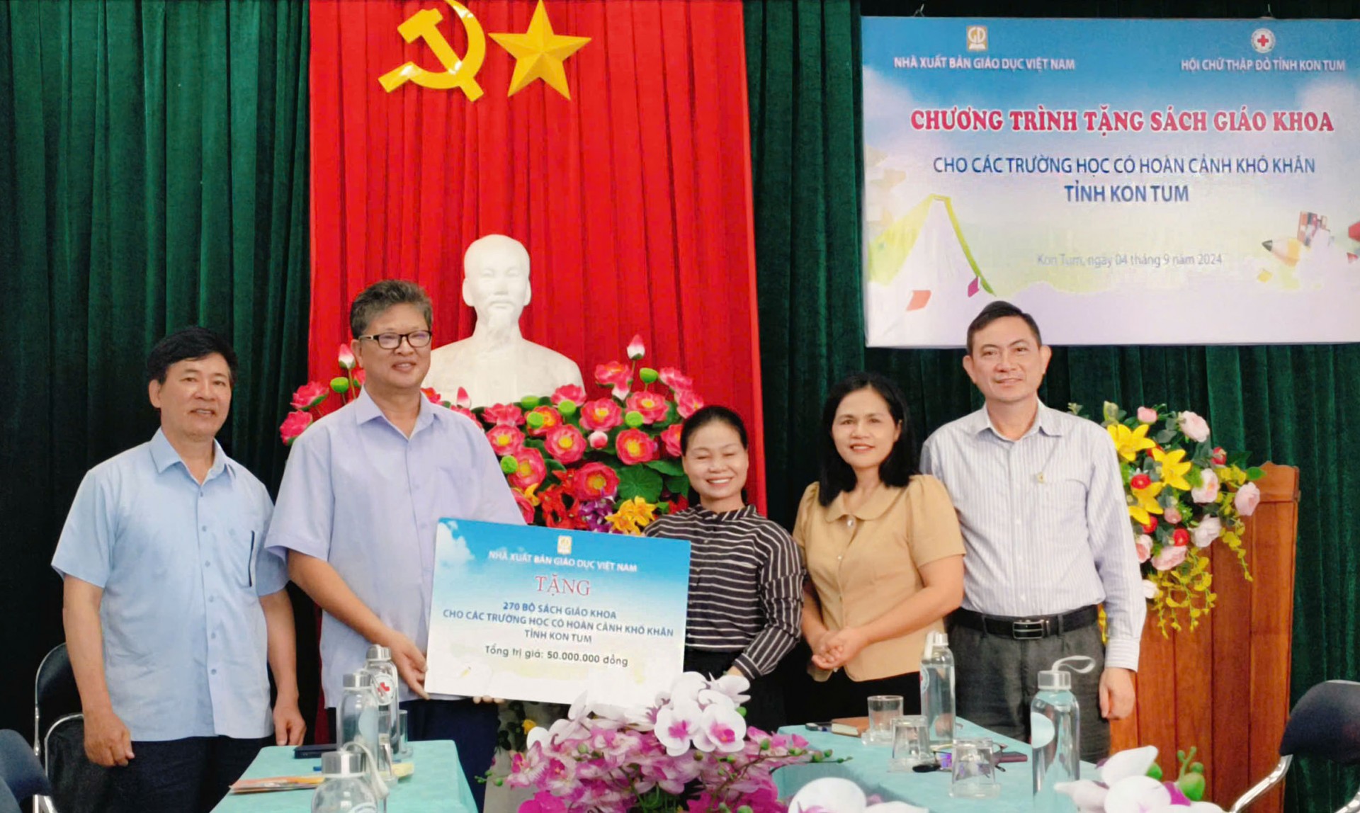 NXBGDVN trao tặng sách cho các trường học có hoàn cảnh khó khăn tỉnh Kon Tum