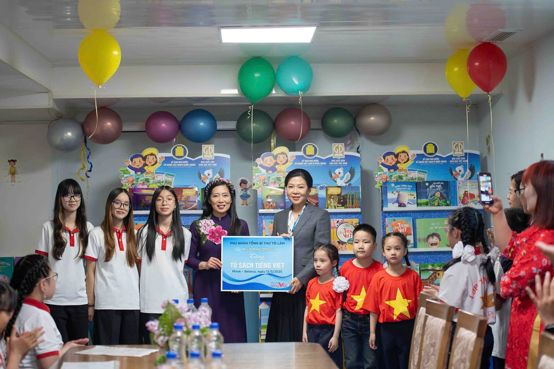 Trong khuôn khổ chuyến thăm cấp Nhà nước cùng Tổng Bí thư Tô Lâm tới Belarus, Phu nhân Ngô Phương Ly (phải) đã gửi tặng Tủ sách tiếng Việt tới các em học sinh Việt Nam tại Belarus.