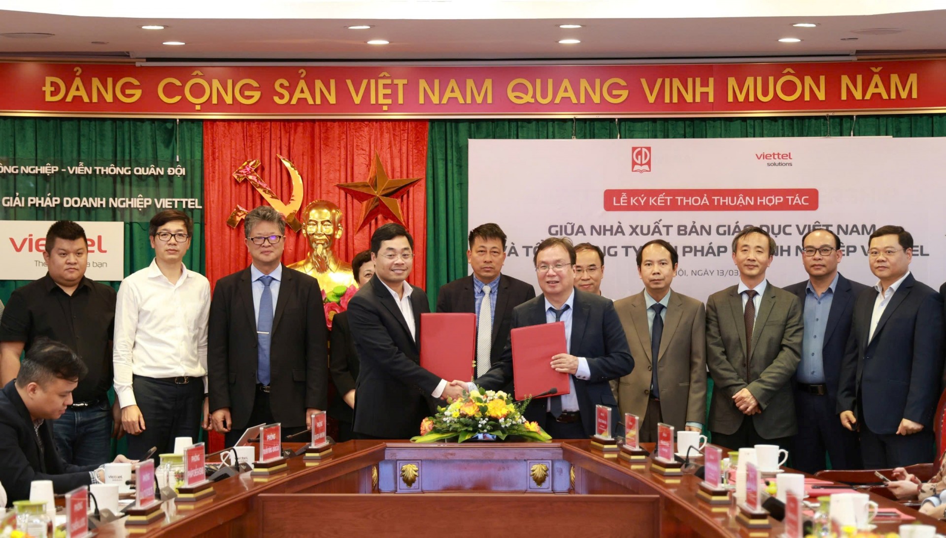 Ông Nguyễn Tiến Thanh - Chủ tịch HĐTV, Tổng giám đốc NXBGDVN và ông Nguyễn Chí Thanh – Phó Tổng Giám đốc Tổng Công ty Giải pháp Doanh nghiệp Viettel trao đổi văn bản thoả thuận hợp tác giữa hai đơn vị.