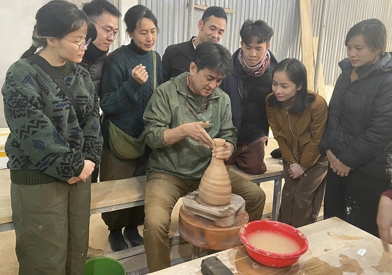 Du khách Nhật Bản thích thú với làng nghề gốm Phù Lãng truyền thống tại thị xã Quế Võ, Bắc Ninh.