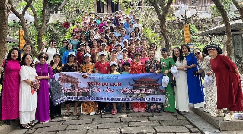 Du khách đến Bắc Ninh tham gia tour du lịch miễn phí “Tinh hoa văn hóa Bắc Ninh - Sắc màu di sản” ngày càng tăng. 