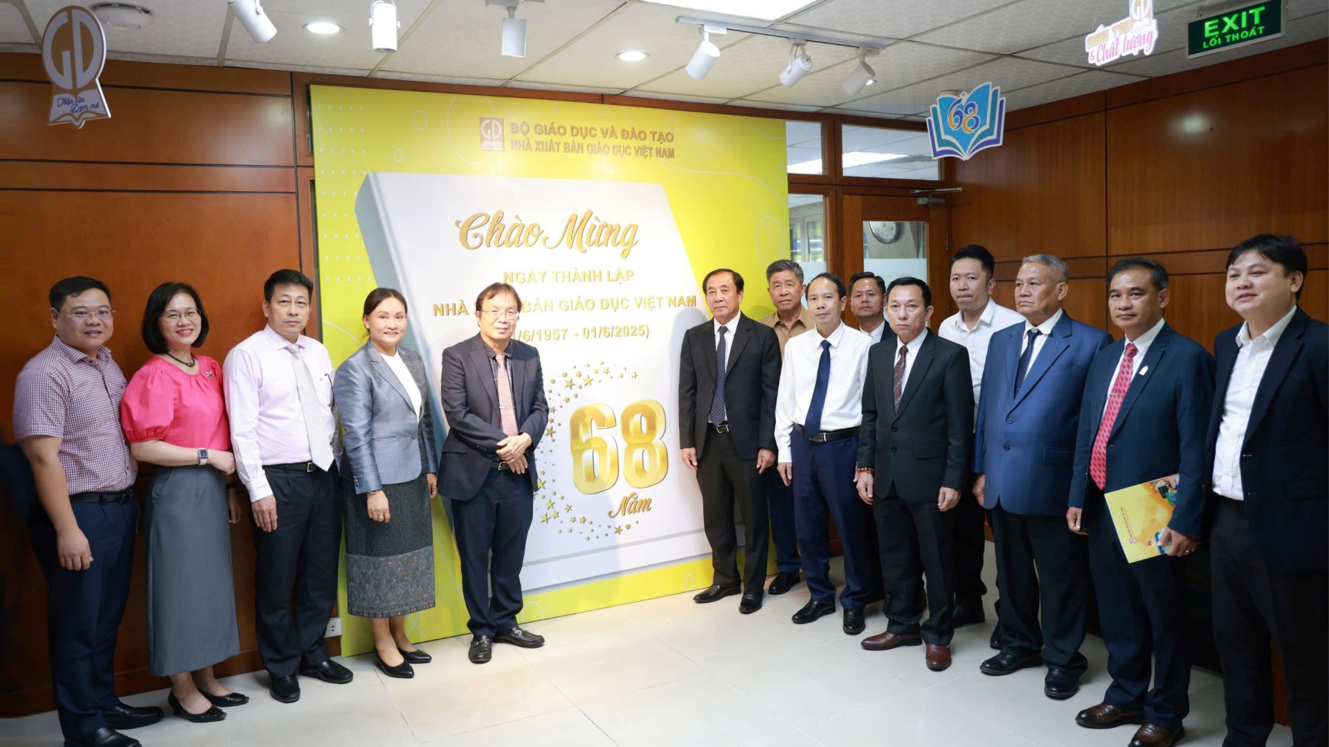 Đoàn NXBGDVN và Đoàn công tác nước CHDC Nhân dân Lào chụp ảnh lưu niệm.