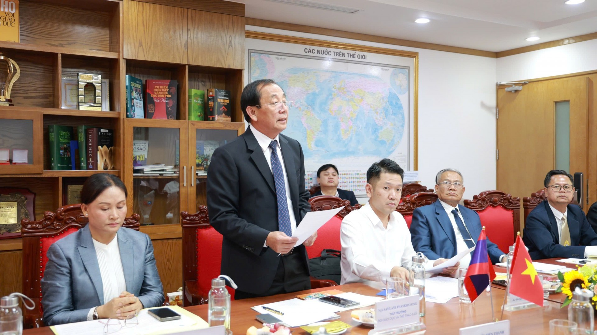 Ngài Samlane Phankhavong - Thứ trưởng Bộ GD-TT Lào phát biểu tại buổi lễ