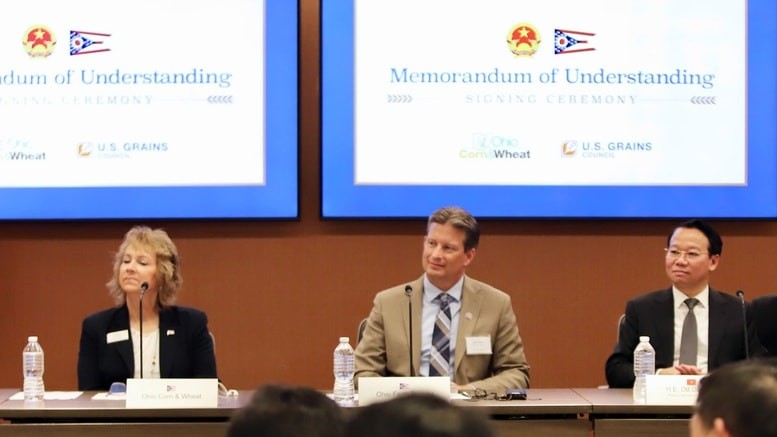 Bộ trưởng Bộ Nông nghiệp và Môi trường Đỗ Đức Duy (người ngoài cùng bên phải) trao đổi với các doanh nghiệp nông nghiệp bang Ohio về định hướng, quy chuẩn nhập khẩu nông sản từ Hoa Kỳ vào Việt Nam - Ảnh Bộ Nông nghiệp và Môi trường. Ảnh: baochinhphu.vn