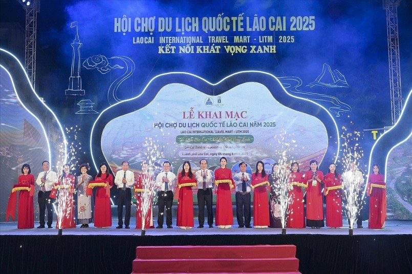 Nghi thức cắt băng khai mạc Hội chợ