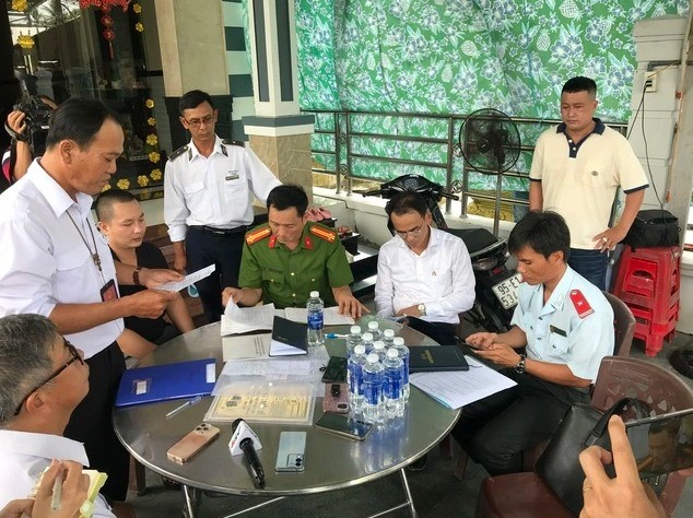 Đoàn kiểm tra của Sở NN-MT tỉnh Hậu Giang kiểm tra đột xuất cơ sở giết mổ gia súc Dững - Nga (gia công cho Công ty C.P) vào ngày 2.6 Đoàn kiểm tra của Sở NN-MT tỉnh Hậu Giang kiểm tra đột xuất cơ sở giết mổ gia súc Dững - Nga (gia công cho Công ty C.P) vào ngày 2.6