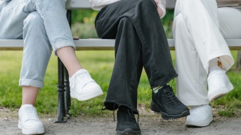 Ngồi vắt chéo chân – thói quen đẹp dáng, hại sức khỏe