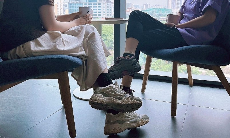 Khi một chân đè lên chân còn lại, các mạch máu tại vùng tiếp xúc sẽ bị chèn ép.