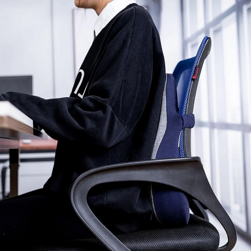 Chọn ghế có tựa lưng tốt, đặt gối hỗ trợ lưng dưới nếu cần.