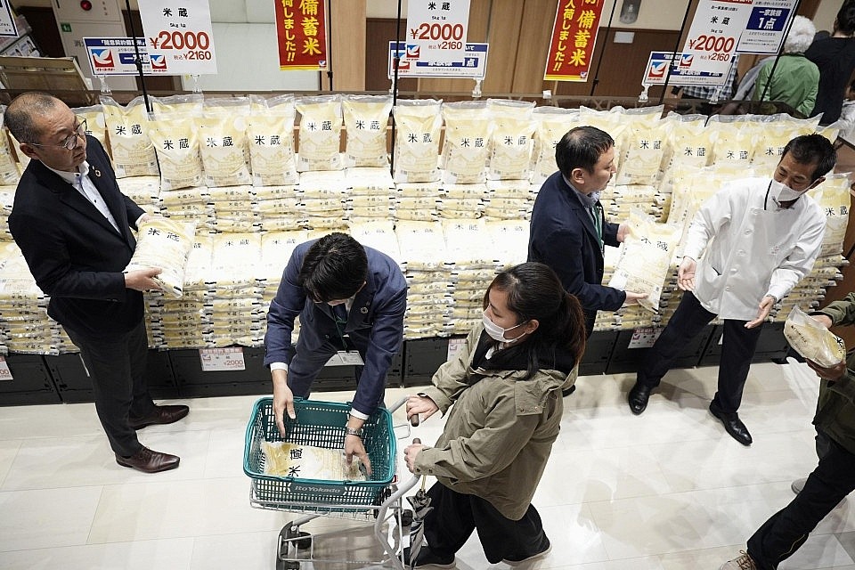 Gạo từ kho dự trữ của chính phủ Nhật Bản được bày bán ở một siêu thị của công ty Ito-Yokado ở Tokyo hồi cuối tháng Năm. Ảnh: Kyodo Gạo từ kho dự trữ của chính phủ Nhật Bản được bày bán ở một siêu thị của công ty Ito-Yokado ở Tokyo hồi cuối tháng Năm. Ảnh: Kyodo