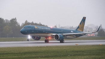 Wutip đổ bộ: Hàng loạt chuyến bay chậm, hủy để bảo đảm an toàn