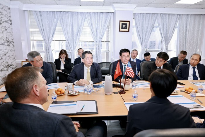 Bộ trưởng làm việc với lãnh đạo tập đoàn Exxon Mobil. (Ảnh: Bộ Công Thương).