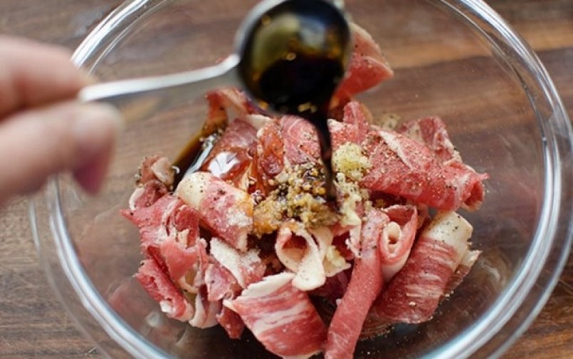 Một thói quen phổ biến trong các gia đình là ướp thịt từ sáng đến chiều để thịt thấm gia vị, giúp món ăn đậm đà.