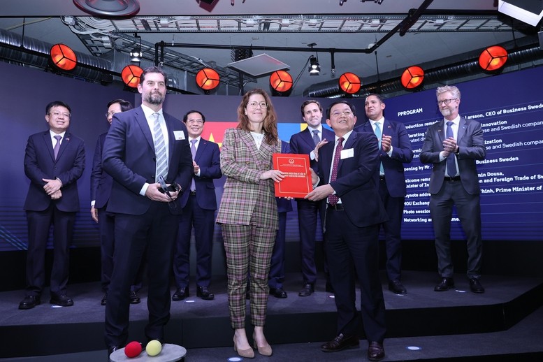 Thủ tướng Phạm Minh Chính và Bộ trưởng Bộ Hợp tác quốc tế và Ngoại thương Thụy Điển chứng kiến đại diện UBND tỉnh Bình Định trao giấy chứng nhận đầu tư cho Công ty Syre Thụy Điển xây dựng Nhà máy tái chế vải Polyester công nghệ cao tại Bình Định với khoản đầu tư gần 1 tỷ USD. - Ảnh: VGP