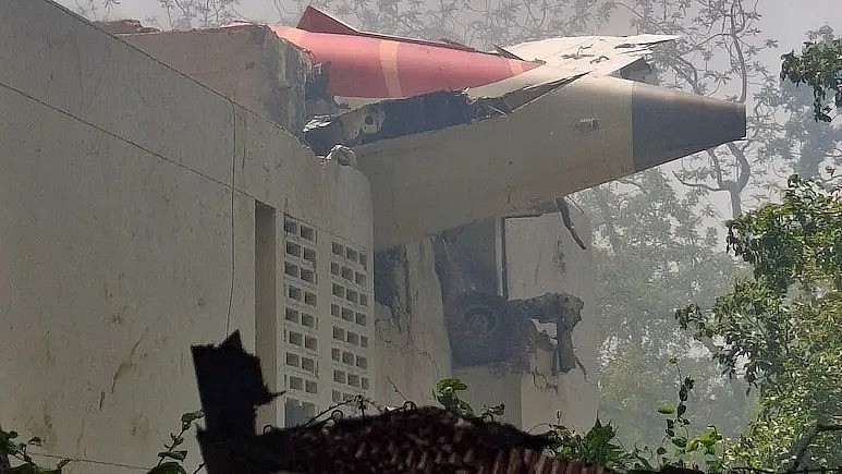Hiện trường ký túc xá bị máy bay đâm trúng khi rơi ngày 12-6. Ảnh: NDTV