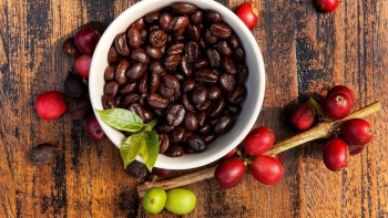 Giá cà phê biến động trái chiều, thị trường nội địa thận trọng giao dịch