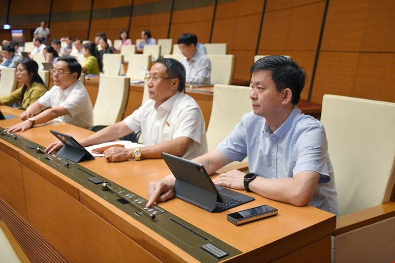 Các đại biểu Quốc hội bấm nút biểu quyết thông qua Luật Thuế Thu nhập doanh nghiệp (sửa đổi)